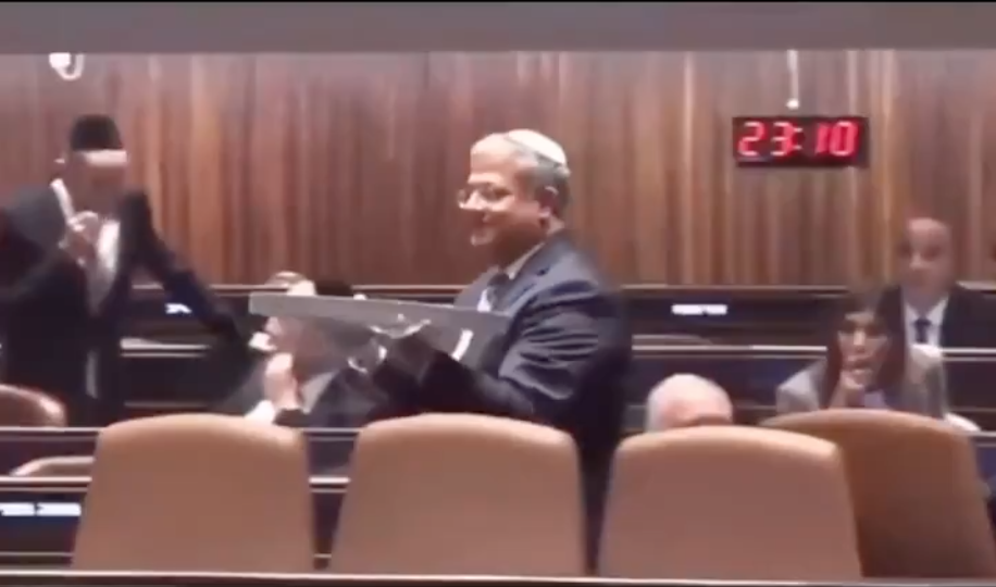 israele primo s236 della knesset alla pena di morte il ministro ben gvir distribuisce dolci in aula per festeggiare