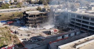 Copertina di Rogo in un edificio occupato a Roma, lo stabile divorato dal fuoco visto dal drone