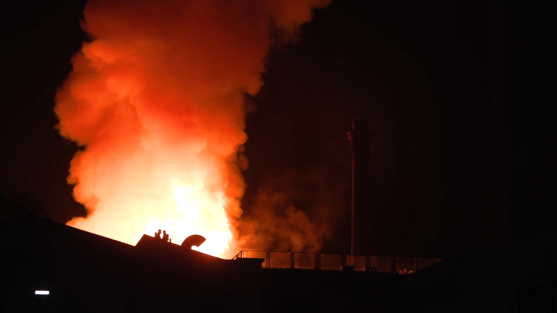 Incendio al centro fieristico Le Ciminiere di Catania, le fiamme e l’intervento dei vigili del fuoco – Video