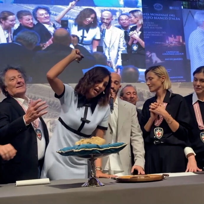 Caterina Balivo batte col martelletto mentre Enzo Iacchetti guarda sbalordito: trifola tripla venduta per 110 mila euro – Il video dall’asta del tartufo
