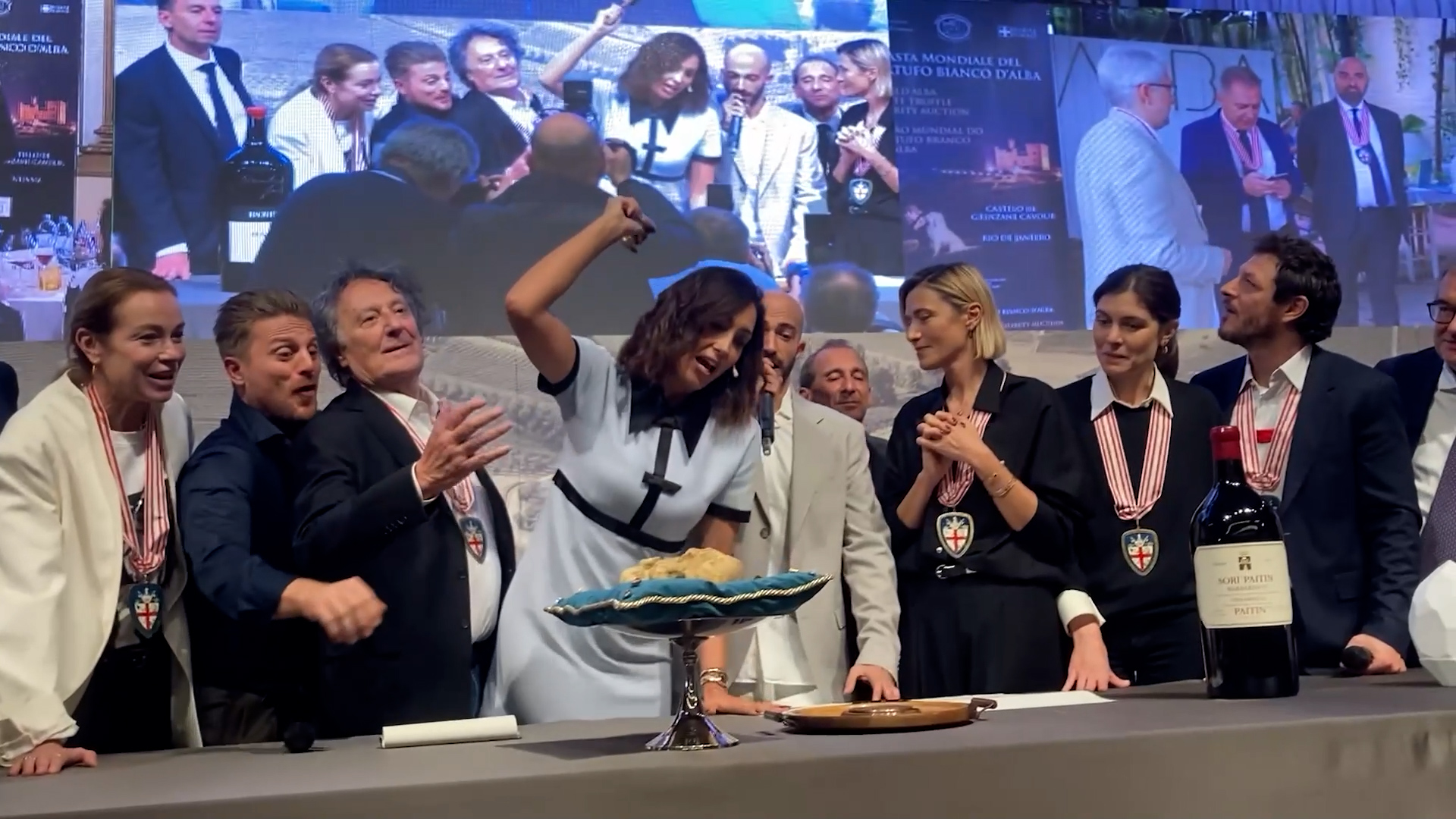 Caterina Balivo batte col martelletto mentre Enzo Iacchetti guarda sbalordito: trifola tripla venduta per 110 mila euro – Il video dall’asta del tartufo