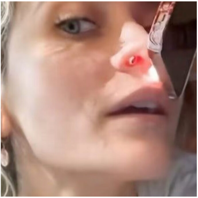 Mostra il naso rovinato dall’abuso di droga e festeggia cinque anni senza alcol: la nuova vita di Paris Jackson, figlia del re del pop Michael – IL VIDEO