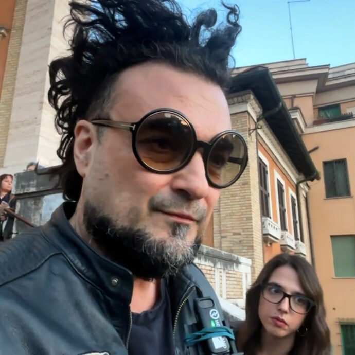 “Al Festival 2023 gli ho detto che c’era il bonus Fanta Sanremo. E lui è venuto”: l’ultimo ricordo di Enrico Melozzi ai funerali di Peppe Vessicchio
