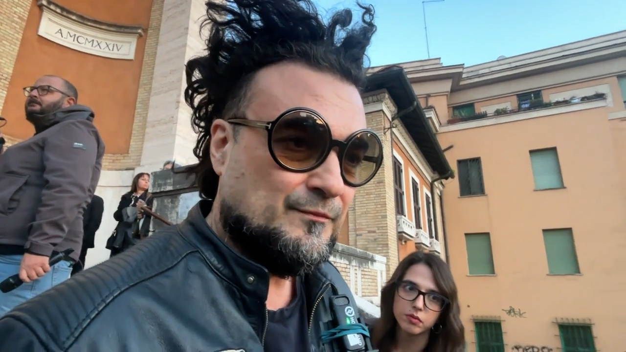 “Al Festival 2023 gli ho detto che c’era il bonus Fanta Sanremo. E lui è venuto”: l’ultimo ricordo di Enrico Melozzi ai funerali di Peppe Vessicchio