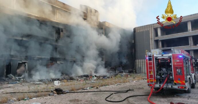 Roma, incendio in un edificio occupato da 200 senzatetto. Un uomo si lancia per sfuggire alle fiamme: è grave