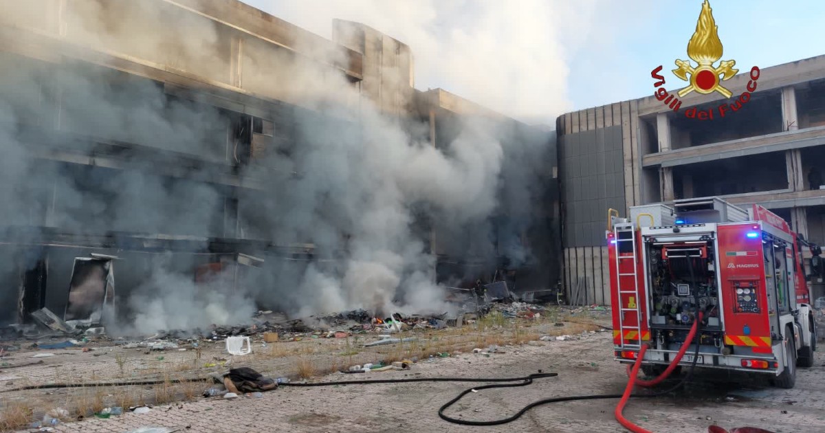 Roma, incendio in un edificio occupato. Un ferito grave: tentava di sfuggire alle fiamme