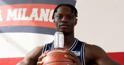 Copertina di Promuove il riciclo delle lattine, cestista dell’Urania Milano riempito di insulti razzisti. La rabbia del club: “Schifosi e indegni”