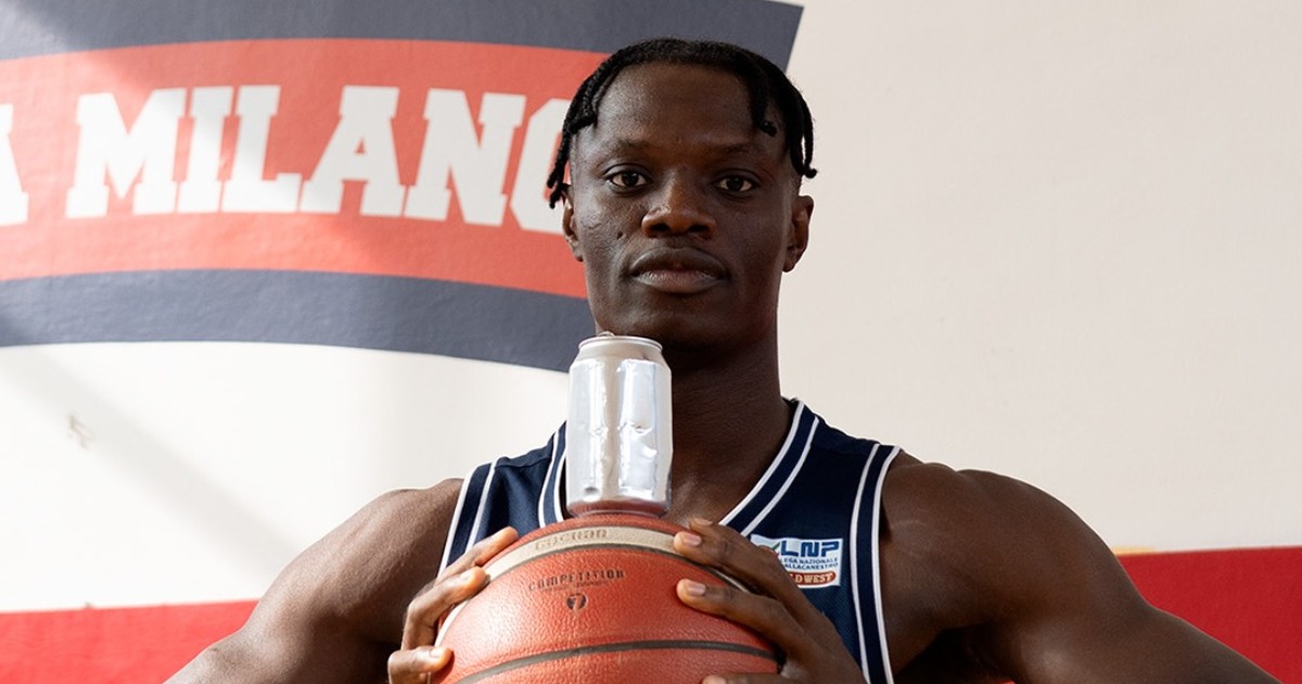 Promuove il riciclo delle lattine, cestista dell’Urania Milano riempito di insulti razzisti. La rabbia del club: “Schifosi e indegni” Promuove il riciclo delle lattine, cestista dell’Urania Milano riempito di insulti razzisti. La rabbia del club: “Schifosi e indegni”