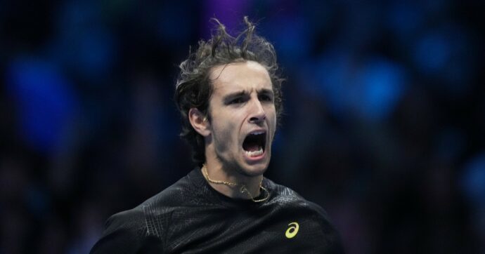 Eroico Musetti: con grande cuore recupera al terzo set, batte De Minaur e rimane in corsa alle Finals. Ora la sfida decisiva con Alcaraz | Il commento del match