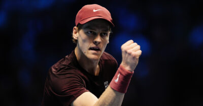 Copertina di Sinner va come un treno: battuto Zverev in due set, è in semifinale e sicuro del primo posto | Il commento del match