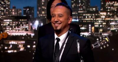 Copertina di È morto Cleto Escobedo III, era il leader della band di Jimmy Kimmel e suo amico d’infanzia. Il conduttore: “Dire che siamo addolorati, è un eufemismo”