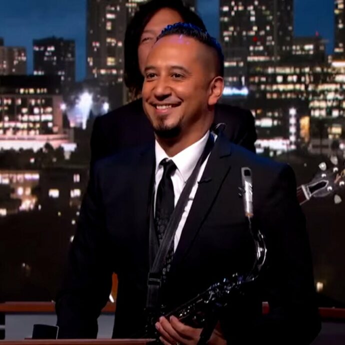 È morto Cleto Escobedo III, era il leader della band di Jimmy Kimmel e suo amico d’infanzia. Il conduttore: “Dire che siamo addolorati, è un eufemismo”