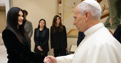 Copertina di “Già da Sanremo ero un suo fan. Il mio segretario è il fan più grande dell’America Latina”: Papa Leone XIV lo ha confessato a Laura Pausini