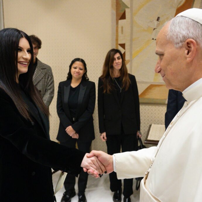 “Già da Sanremo ero un suo fan. Il mio segretario è il fan più grande dell’America Latina”: Papa Leone XIV lo ha confessato a Laura Pausini