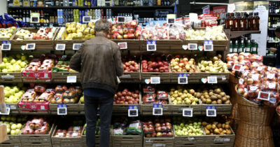 Copertina di La spesa per gli italiani è sempre più cara: prezzi dei beni alimentari aumentati del 25% in 4 anni. Per i prodotti vegetali +32,7%. I dati Istat