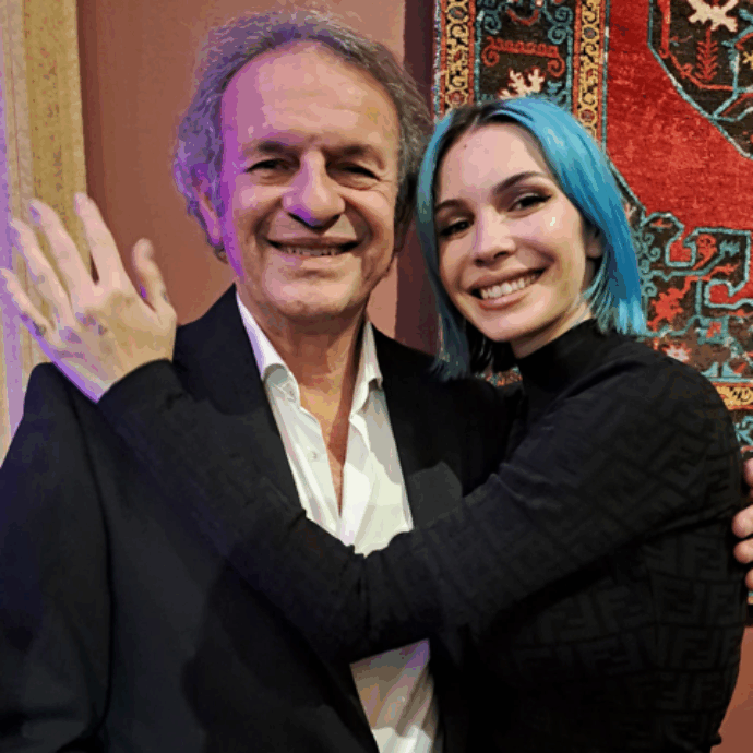 Tucano compie 40 anni e vola alto. Un viaggio visivo attraverso oggetti cult, madrina e musa Rose Villain