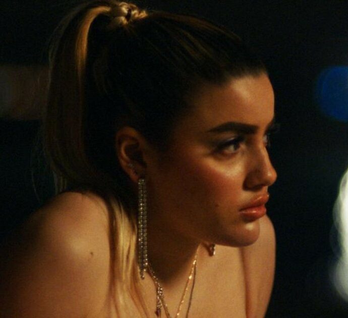 Una ragazza brillante, Liane ragazza di vita 2.0: il sottoproletariato ai tempi dei social