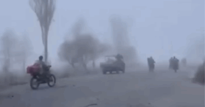 Copertina di Ucraina, militari russi avanzano in moto verso Pokrovsk protetti dalla nebbia: il video