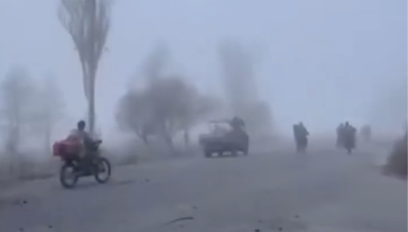 Ucraina, militari russi avanzano in moto verso Pokrovsk protetti dalla nebbia: il video Ucraina, militari russi avanzano in moto verso Pokrovsk protetti dalla nebbia: il video