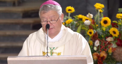 Copertina di Il vescovo Di Donna parla dei medici dell’ambiente, ma la parola scompare dai media: meno male che qualcuno resiste