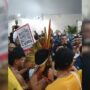 Copertina di “Tassiamo i miliardari. No alle trivellazioni in Amazzonia”. La protesta delle comunità indigene alla Cop30 in Brasile: il video dell'irruzione