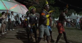 Cop30, i leader indigeni del Brasile aprono l’evento parallelo al vertice sul clima: chiedono la protezione delle foreste – Video