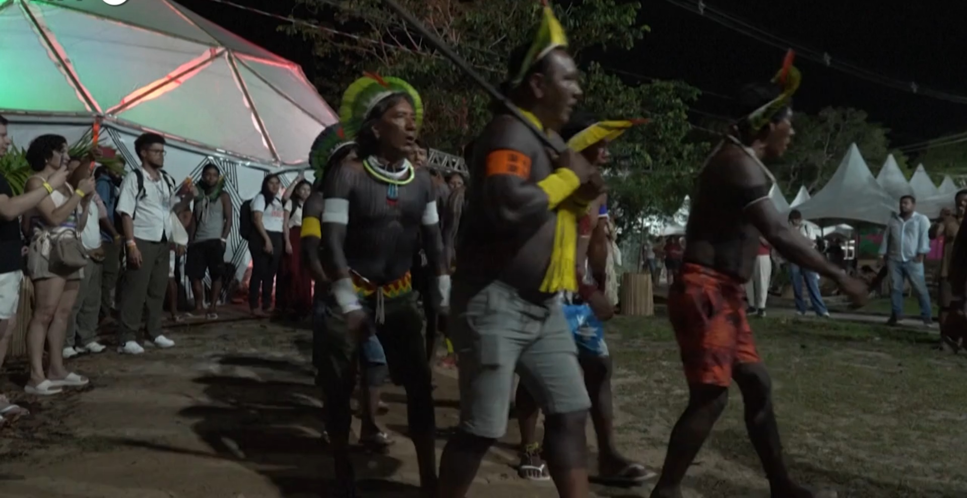 Cop30, i leader indigeni del Brasile aprono l’evento parallelo al vertice sul clima: chiedono la protezione delle foreste – Video