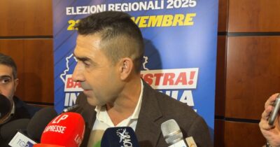 Copertina di Vannacci litiga con un giornalista: “Stia zitto”. Poi è un disco rotto: “Giusto insegnare nelle scuole i valori della X Mas”