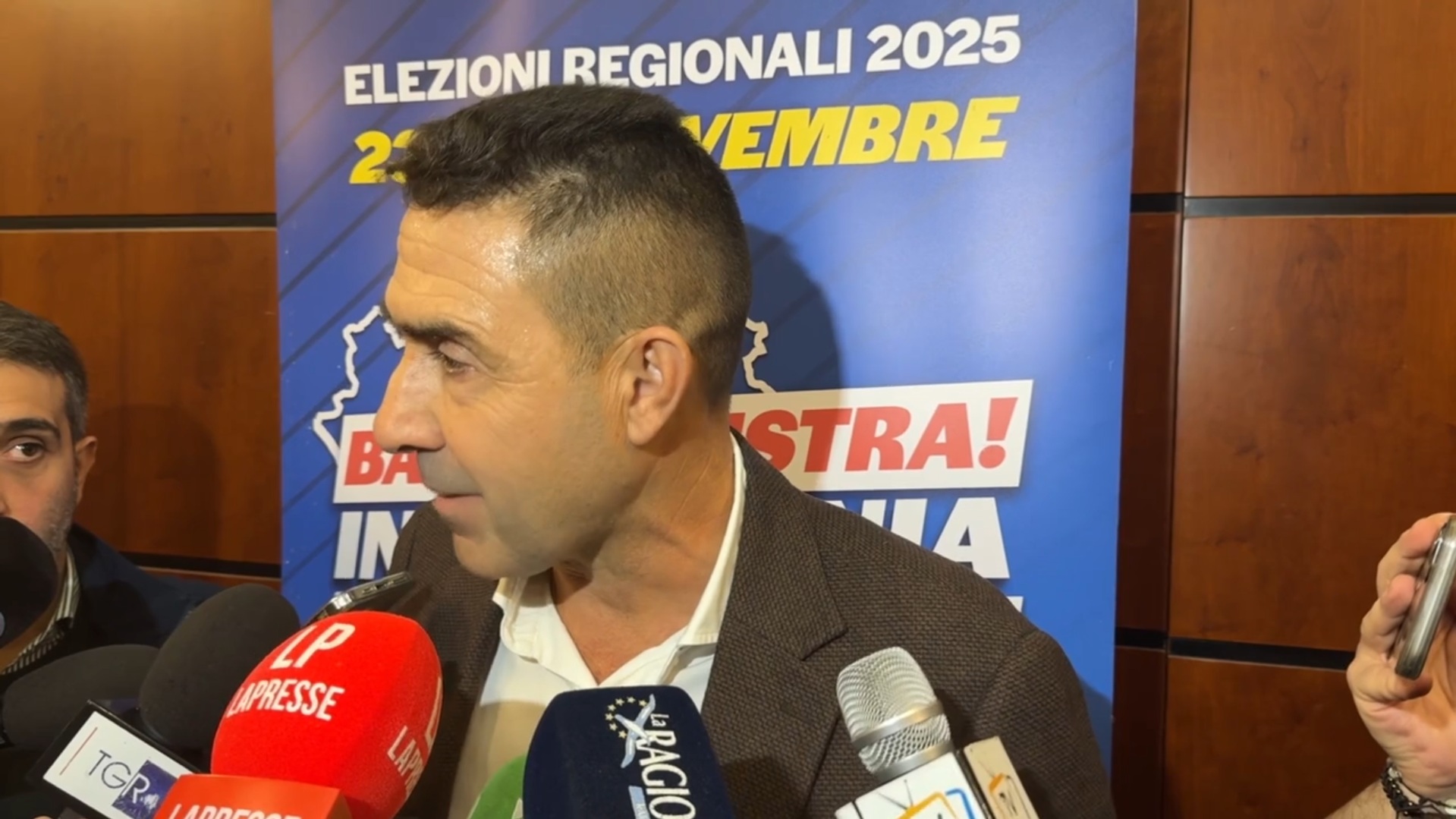 Vannacci litiga con un giornalista: “Stia zitto”. Poi è un disco rotto: “Giusto insegnare nelle scuole i ...