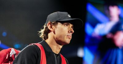 Copertina di “Ho sentimenti cupi. Non so quante altre volte potrei sopportarlo, è una cosa che mi mangerà vivo”: De Minaur è disperato