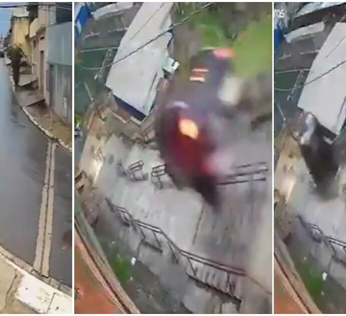 L’auto finisce fuori strada e vola lungo la gradinata: l’incidente da brividi. Il conducente salvo per miracolo – Video
