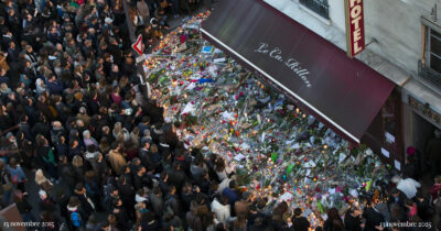 Copertina di Parigi, dieci anni dopo. Il racconto dei luoghi degli attentati e la memoria di chi è sopravvissuto – Il longform