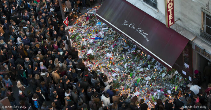 Copertina di Parigi, dieci anni dopo. Il racconto dei luoghi degli attentati e la memoria di chi è sopravvissuto – Il longform