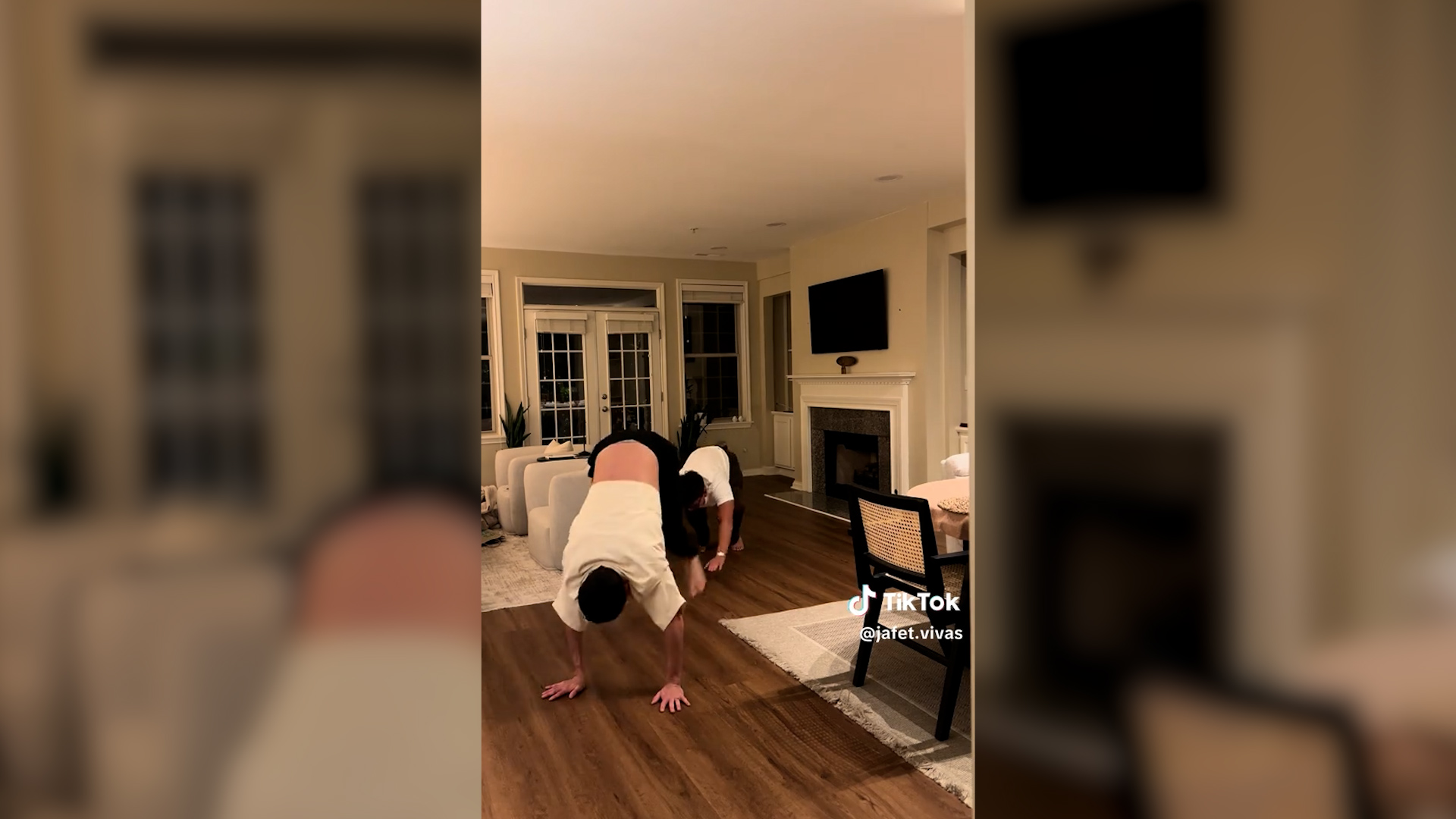 La danza dei conigli e delle tartarughe diventa virale, così migliaia di adulti provano a imitare (con scarsi risultati) la coreografia dei piccoli: “È meglio di un workout”