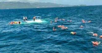 “C’erano i passeggeri che annaspavano tra le onde dell’oceano mentre il catamarano si inabissava”: affonda la barca dell’escursione ai Caraibi, turisti della nave da crociera salvati nell’oceano