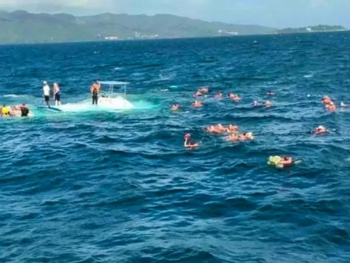 “C’erano i passeggeri che annaspavano tra le onde dell’oceano mentre il catamarano si inabissava”: affonda la barca dell’escursione ai Caraibi, turisti della nave da crociera salvati nell’oceano