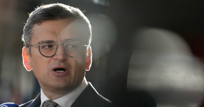 Ucraina, la Russia annuncia: “Avanziamo a Kharkiv, preso un villaggio vicino Pokrovsk”. L’ex ministro Kuleba: “Kiev non recupererà l’integrità territoriale”