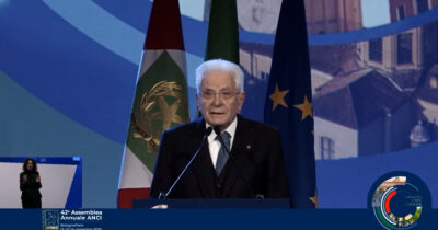 Copertina di Mattarella ai sindaci: “Forme inedite di disagio e nuove povertà, non trascuriamo le risorse”