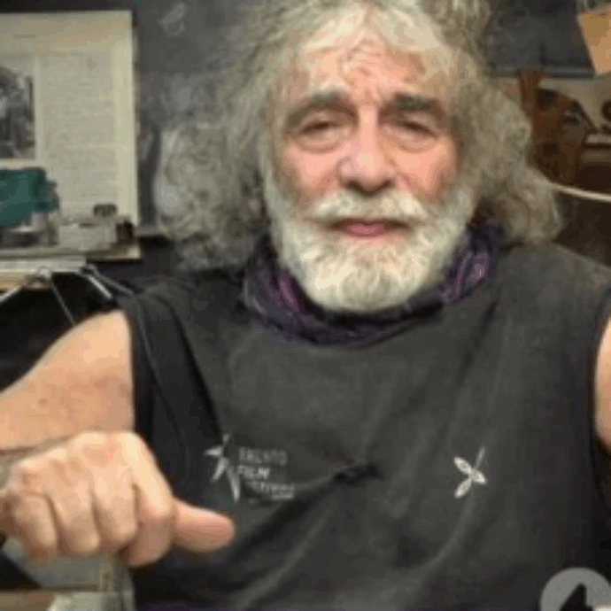 “Mi è arrivata una comunicazione dal tribunale. De Laurentiis mi ha chiesto 600 mila euro di danni, andrò in galera e bòn”: così Mauro Corona a È sempre CartaBianca