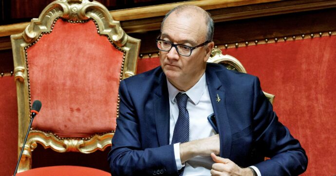 Valditara in aula: “State sfruttando i femminicidi!”