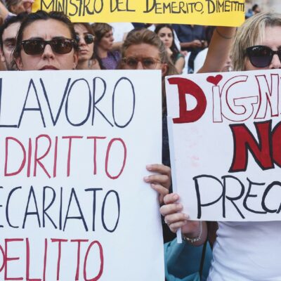 Copertina di Scuola, oggi va in piazza il popolo dei docenti precari: sono 300mila, tra loro pure i “saltuari”