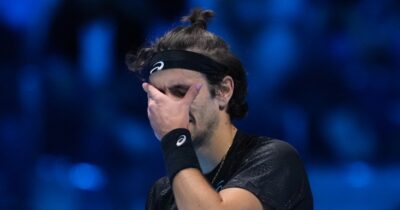 Copertina di “Senza di voi non avrei vinto, in passato non ce l’avrei fatta”: Musetti fa l’impresa alle Finals e si emoziona davanti al pubblico