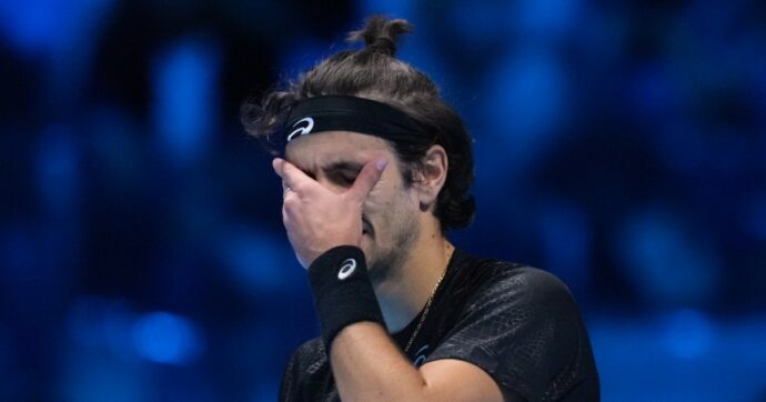 “Senza di voi non avrei vinto, in passato non ce l’avrei fatta”: Musetti fa l’impresa alle Finals e si emoziona davanti al pubblico