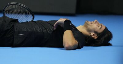 Copertina di “Tanto lo sa anche l’inserviente del bar che stai male”: il match sospeso all’improvviso e la frase di Tartarini che ha scosso Musetti