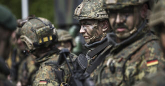 Stipendi più alti e coscrizione obbligatoria a richiesta: ecco come la Germania vuole potenziare l’esercito (si partirà con la classe 2008)