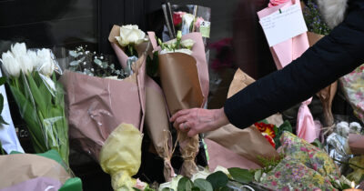 Copertina di Attenati del 13 novembre a Parigi, le commemorazioni 10 anni dopo. Macron: “La Francia ricorda”