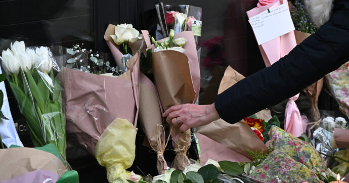 Attenati del 13 novembre a Parigi, le commemorazioni 10 anni dopo. Macron: “La Francia ricorda”