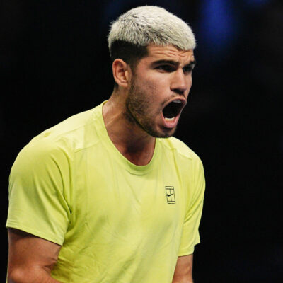 Copertina di Alcaraz batte Musetti e vola in semifinale: chiuderà il 2025 da numero uno al mondo, eliminato l’italiano | Il commento del match