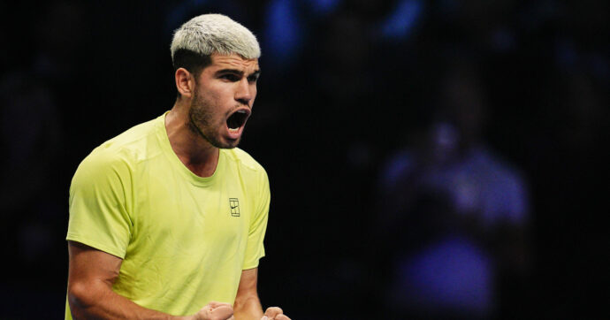 Atp Finals, Alcaraz batte Musetti e vola in semifinale: chiuderà il 2025 da numero uno al mondo, eliminato l’italiano | Il commento del match