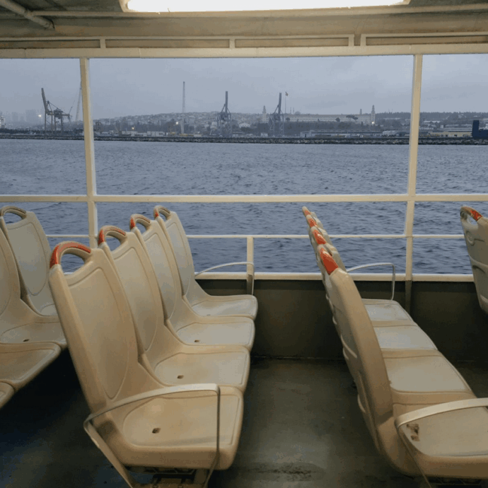 “Sullo schermo del traghetto è apparso un film porno, i bambini correvano e urlavano, i genitori chiedevano di toglierlo, un caos”: lo ‘sfortunato episodio’ a bordo di una nave passeggeri